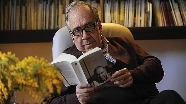 Joan Margarit, en su casa durante la entrevista con ABC