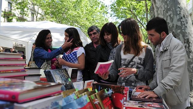 Los libreros confían en llegar al millón y medio de libros vendidos en Sant Jordi