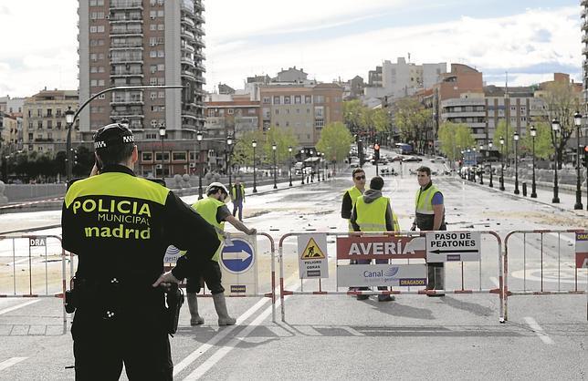 El puente de Segovia seguirá cerrado tras inundarse por la rotura de una tubería