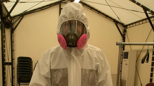 El corresponsal de ABC en Asia, Pablo M. Díez, se prueba un traje especial antirradiación en su visita a la central de Fukushima