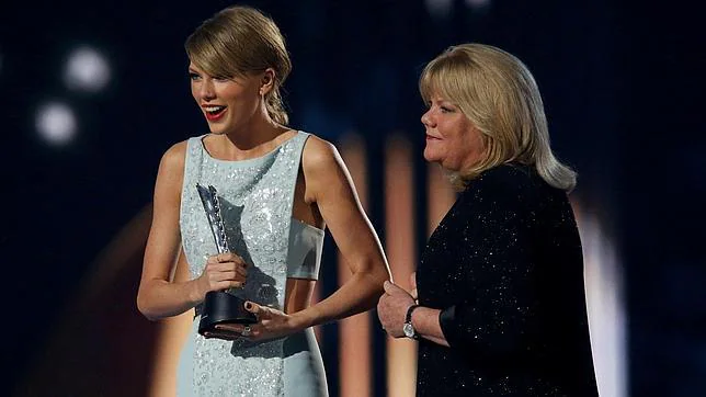 La madre de Taylor Swift reaparece tras anunciar que tiene cáncer