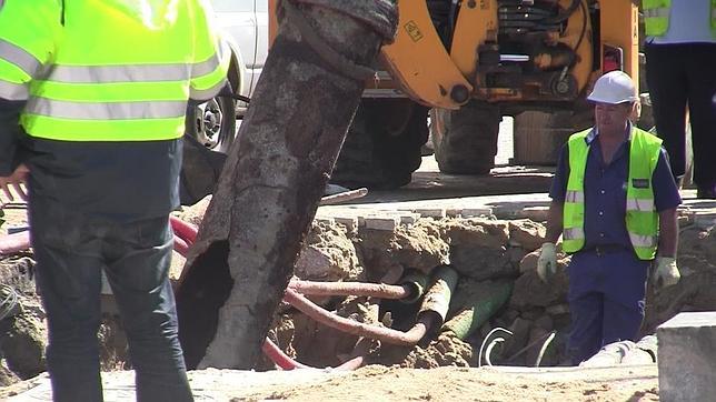 A marchas forzadas para reparar la tubería del puente de Segovia que inundó la M-30