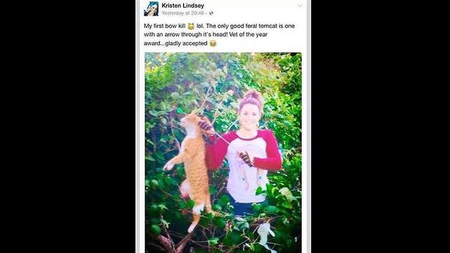 Una veterinaria despedida tras publicar en Facebook una foto del gato que mató con una flecha