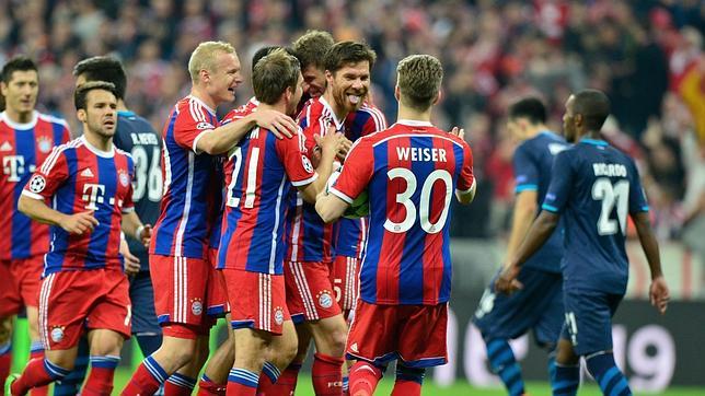 Los jugadores del Bayern celebra el sexto gol en la victoria sobre el Oporto (6-1)