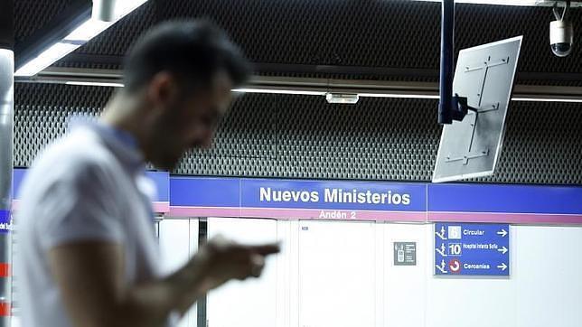 Un usuario del Metro de Madrid se dirige al cercanías por los pasillos de la estación de Nuevos Ministerios