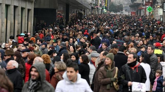 La continua salida de extranjeros reduce la población española por tercer año