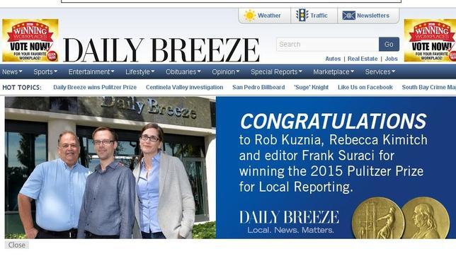 Rob Kuznia (en el centro) junto a sus colegas reciben la felicitación del «Daily Breeze»