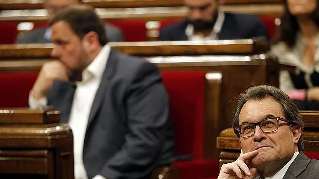 Artur Mas, en su escaño parlamentario, con Oriol Junqueras en segundo plano