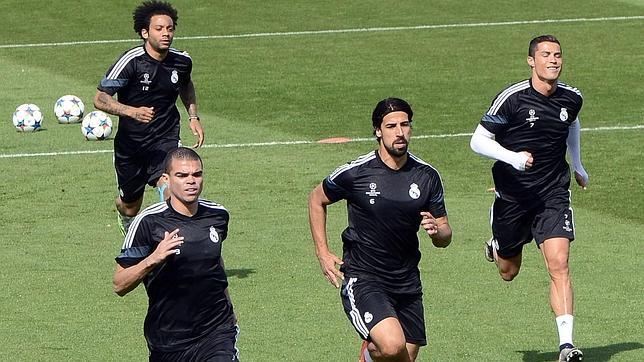 Marcelo, Pepe, Khedira y Cristiano, en el entrenamiento ligero previo al partido