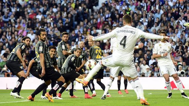 Ramos se dispone a marcar el primer gol al Málaga; es uno de los capitanes que arenga al equipo ante el derbi