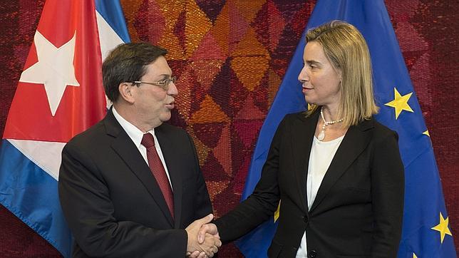 La representante de Política Exterior de la UE, Federica Mogherini (d) conversa con el canciller de Cuba, Bruno Rodríguez (i)