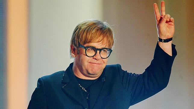 Roban las gafas con forma de corazón que Elton John donó a un museo de Memphis