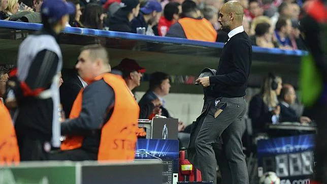 Guardiola se rompió el pantalón al celebrar unos de los goles de su equipo en el 6-1 al Oporto