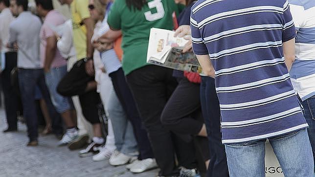 La tasa de paro juvenil cae hasta el 51,36% en el primer trimestre