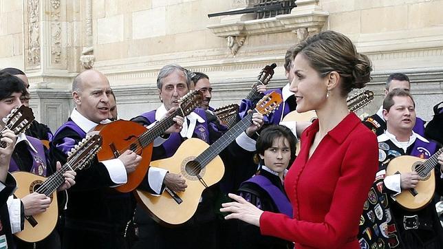 La Reina Letizia acude a la entrega del Premio Cervantes con un recogido después de su corte «bob»