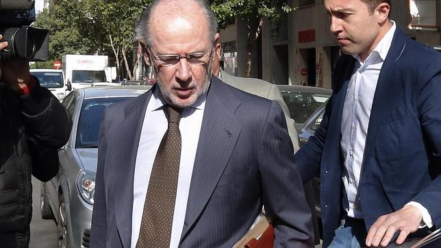 Rodrigo Rato a la salida de su casa