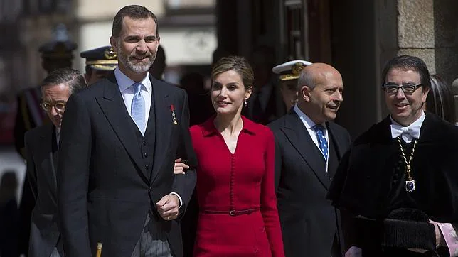 Los Reyes, junto al ministro de Cultura, a su llegada al Paraninfo de la Universidad de Alcalá de Henares
