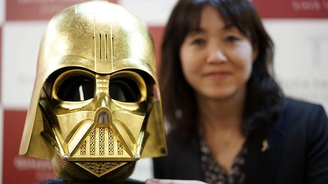 Crean una máscara de Darth Vader en oro por el estreno de «Star Wars»