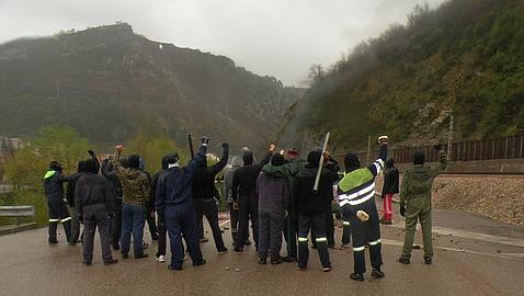 Mineros cortan la N-630 y la línea del tren en Ciñera en protesta por su situación