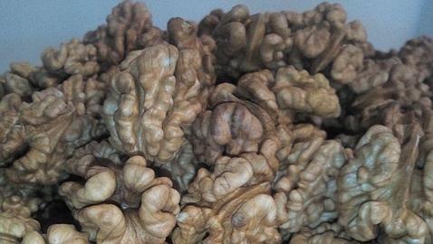 La nuez sale intacta, sin un toque, ni rasguño ni parte segada o carcomida. Es nuez pura al 100%