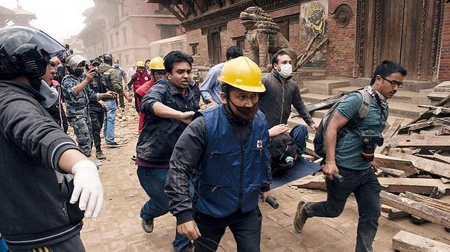 Las réplicas del terremoto de Nepal desatan el pánico tras el seísmo con 4.000 muertos