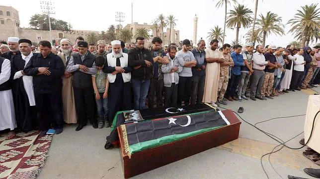 Libios velan a dos milicianos muertos durante un choque con grupos enemigos