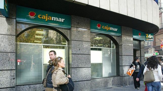 Cajamar denunciada a Protección de Datos por preguntar a sus clientes si están en política