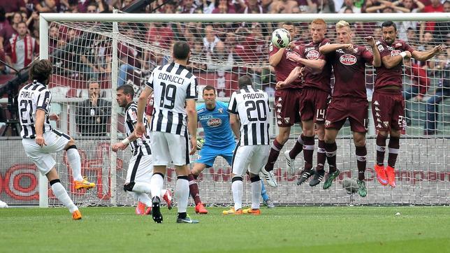Pirlo, en el momento de lanzar el libre directo ante el Torino
