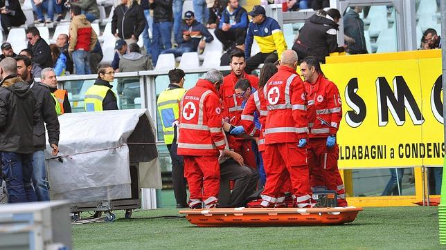 Las asistencias atienden a uno de los heridos en el Torino-Juventus