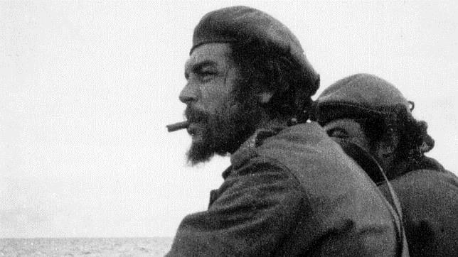 Fidel Castro traicionó al Ché Guevara, según el escritor cubano Alberto Müller