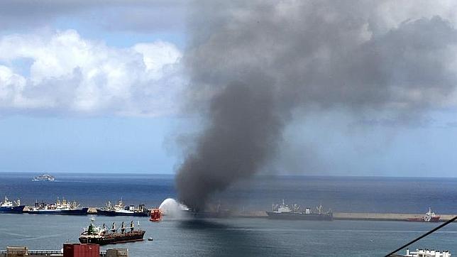 El capitán del pesquero hundido no avisó al puerto del incendio del buque