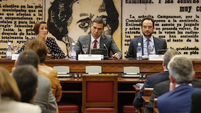 Pedro Sánchez se reúne con el Grupo Socialista en el Senado