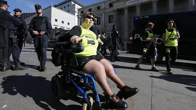 Las víctimas de la talidomida protestan frente al Congreso por 59 años de «silencio cómplice»