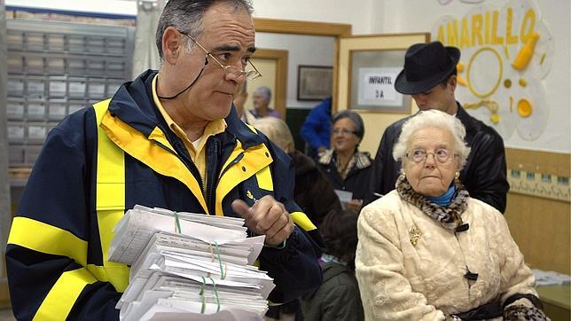 Un cartero de Jaén entrega a primera hora el voto por correo en un colegio electoral de la ciudad