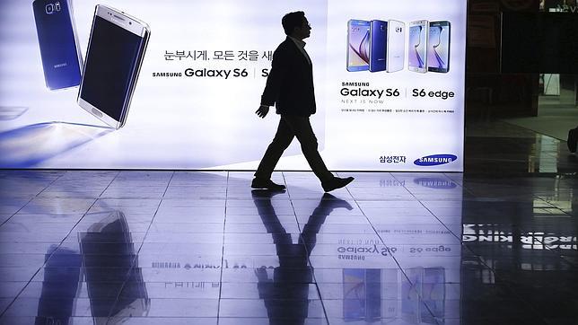 Samsung detiene su caída libre y confía en el Galaxy S6