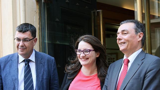 Imagen tomada este miércoles de Enric Morera y Mònica Oltra junto al presidente de la patronal, Salvador Navarro