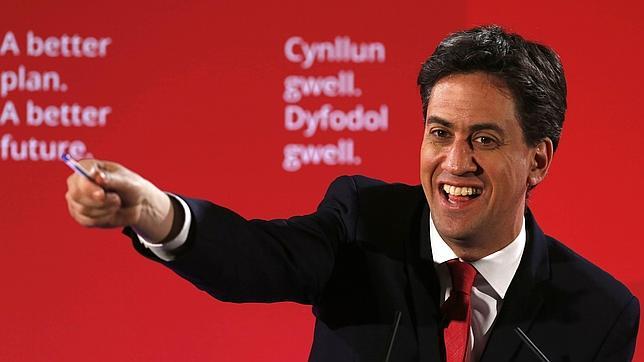 Miliband recurre al tirón del cómico Russell Brand y acude a su casa a que lo entreviste