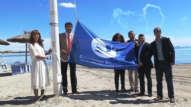 Acto de izado de la bandera que acredita al Mar Menor como uno de los mejores destinos náuticos de España
