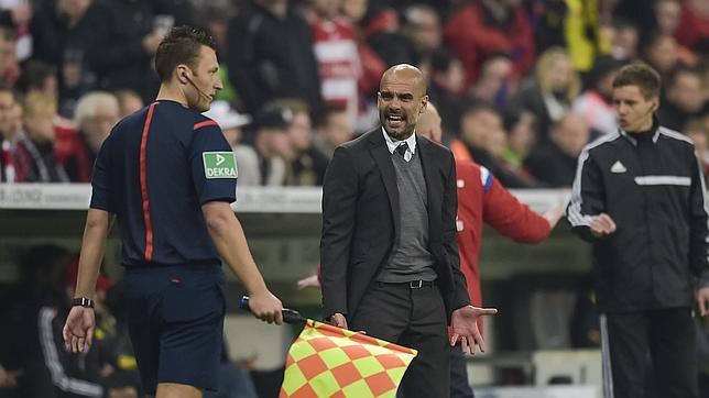 Guardiola pierde las formas y acaba abrazando al cuarto árbitro