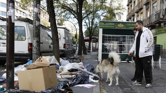 La basura se agolpaba a ambos lados de la acera en Madrid en la calle Ferrocarril