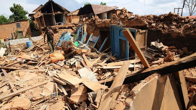 Rescatan a un bebé de cuatro meses tras pasar 22 horas bajo los escombros