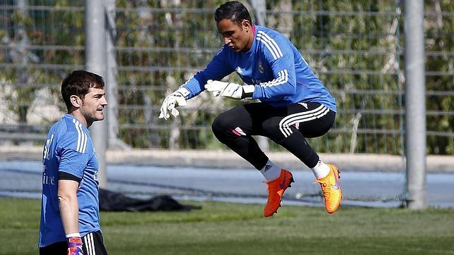 Keylor salta junto a Casillas en el entrenamiento de porteros dirigido por William Vecchi