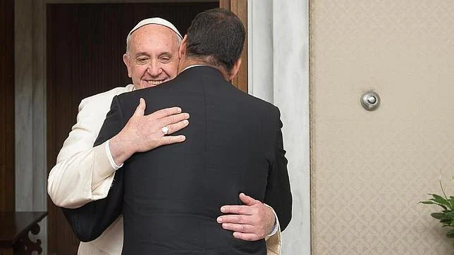 Fotografía facilitada por L'Osservatore Romano, que muestra al Papa Francisco (i) mientras da la bienvenida al presidente de Ecuador, Rafael Correa, durante una audiencia privada en el Vaticano este martes