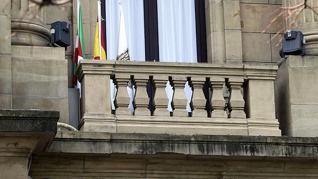 Bildu, obligado a colocar la bandera española en lugar de «máximo honor» en la Diputación de Guipúzcoa