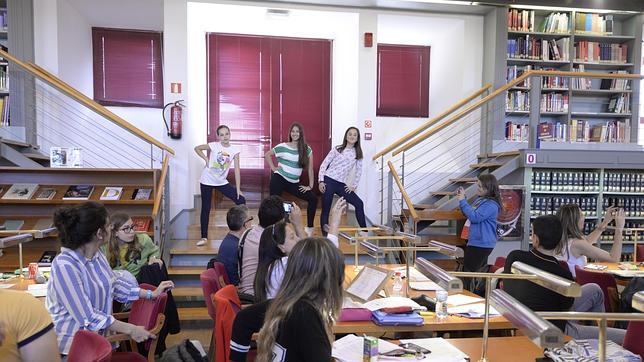 Un «flashmob» revoluciona a los lectores de la Biblioteca del Alcázar