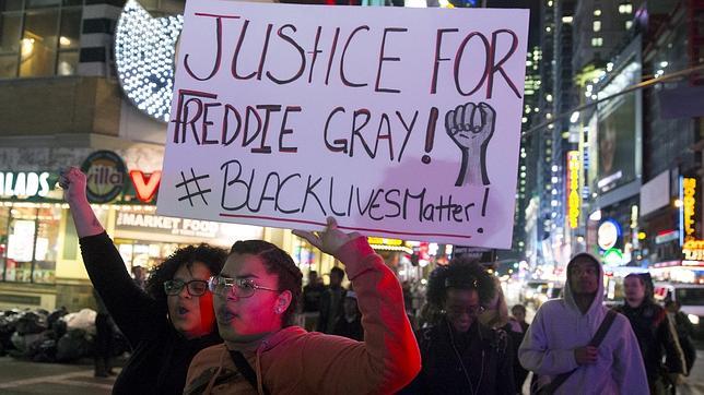 Freddie Gray se intentó autolesionar mientras se encontraba bajo custodia policial