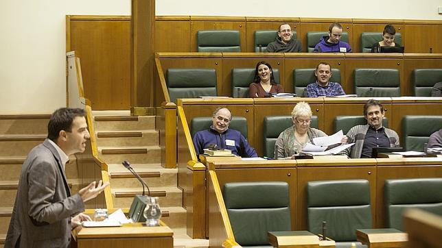 El Parlamento vasco rechaza las sanciones de Bildu a empresas que no atiendan en euskera