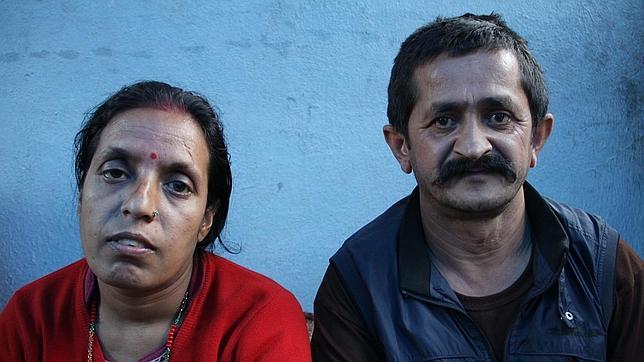 Sunita Sitaula, en la imagen con su marido Mahendra, fue rescatada con vida y sin un rasguño ni un hueso roto después de 33 horas sepultada bajo los escombros de su casa