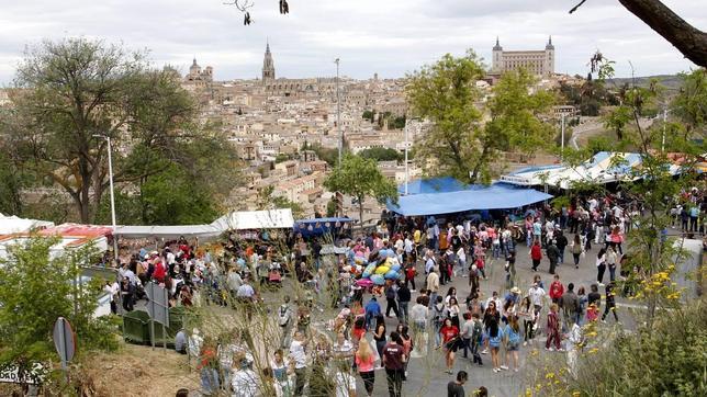 Miles de toledanos asisten a la romería de la Virgen del Valle