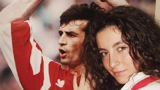 Una aficionada, junto a una imagen de Klein